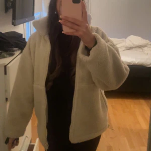 Beige teddyjacka från Carin Wester -  beige teddyjacka från Carin Wester i storlek S. Jätte fint skick använd endast 2 gånger💓