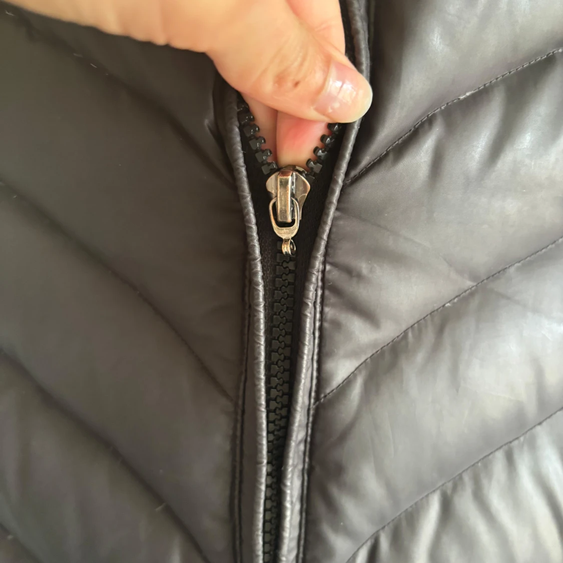 Svart dunjacka från Hollies - 91