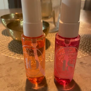 Parfymduo från Sol de Janeiro - Två färgglada parfymer från Sol de Janeiro i praktiska sprayflaskor. Den ena är i en livlig orange nyans och den andra i en djärv rosa. Perfekta för att ta med sig på resan eller ha i handväskan för en snabb uppfräschning. Doftar tropiskt och fräscht!