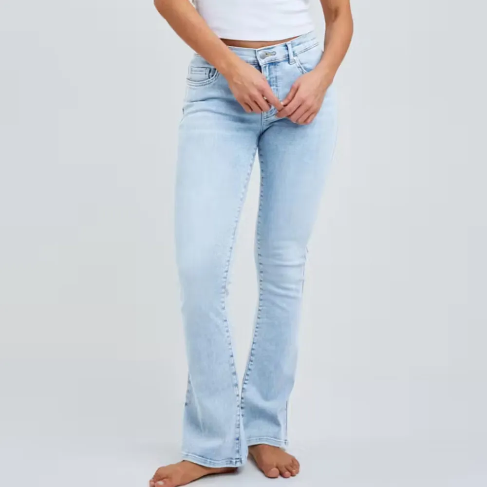 Bikbok low flare jeans 520 i ljusblå. Storlek S i midjan och 33 i längden. I super fint skick utan några defekter. Jag är 171cm och har vanligtvis storlek S i jeans. Jeansen är normala i storlek. Innerbenslängden är 85cm. . Jeans & Byxor.