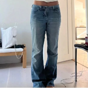 Blå jeans från Lee - Säljer ett par snygga blå jeans från Lee i modellen 'Perfect Fit'. De är lågmidjade och utsvängda! Säljer i den mörkare färgen (se bild 2). Nypris runt 1000!🩷