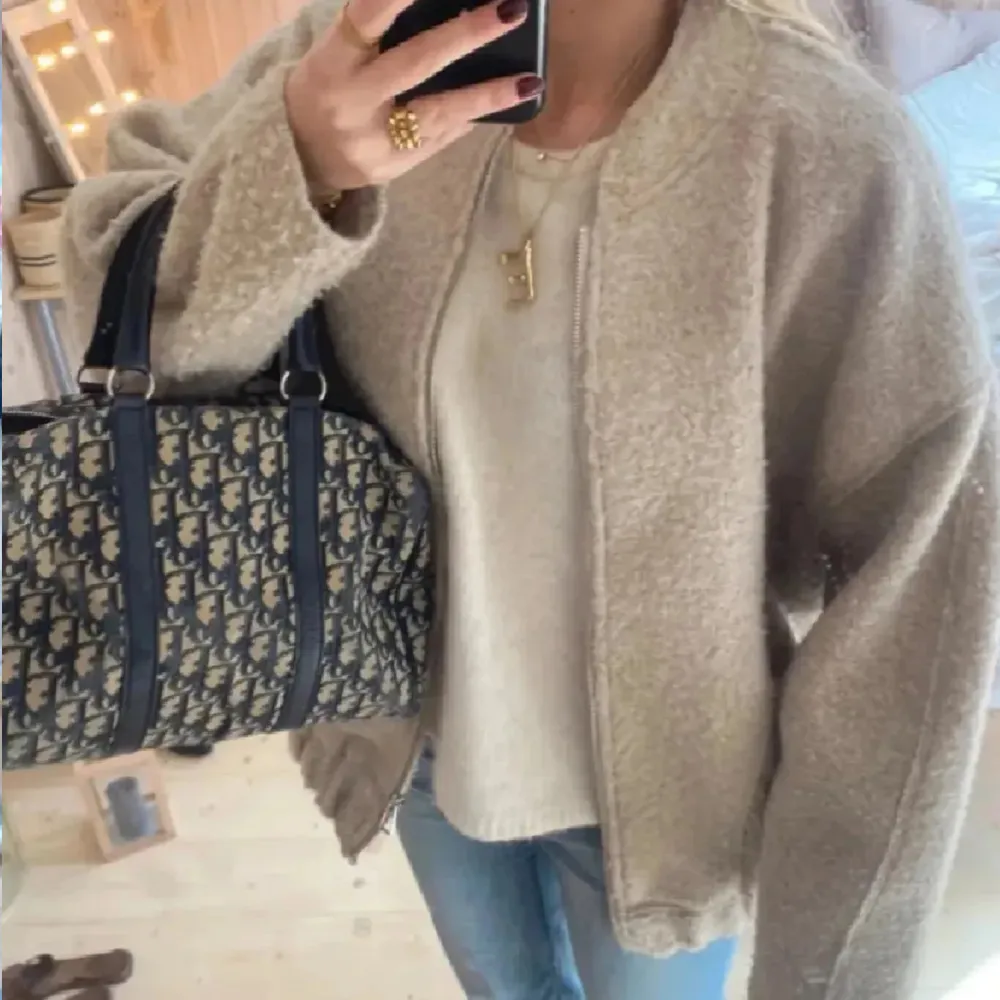 Mysig beige teddyjacka i oversized passform. Perfekt för höst och vinter med dragkedja framtill. Jackan är långärmad och gjord av ett mjukt, fluffigt material som håller dig varm och stilren. De första är Lånade bilder. Jackor.