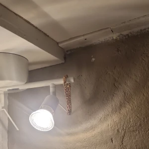 Guldarmband med flätad design - Säljer ett snyggt guldarmband med en flätad design. Armbandet har en elegant och tidlös stil som passar perfekt för både vardag och fest. Det är i mycket bra skick. Skulle absolut kunna gå ner i pris när det gäller snabb affär, men fraktar såklart med 