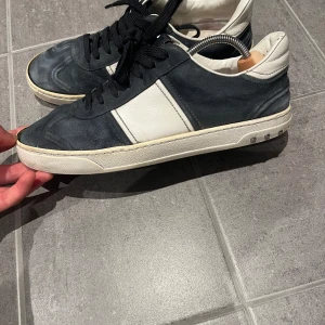 Valentino flycrews | Marinblå - Säljer ett par snygga marinblå valentino flycrews i ganska använt skick. Skorna har 3 och 4 nitar borta per sko och har heeldrag under som gjort att det bildas hål. Stitching har lossnat framme, men går garanterat att lösa hos en skomakare. Inget OG tillkommer. Skorna går att fräschas upp! Hör av dig vid frågor eller funderingar!👌