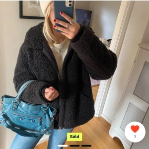 Svart teddyjacka - Intressekoll på min teddyjacka som jag köpte här för 600kr, inga defekter eller liknande och jag säljer den pga att jag ska köpa en ny jacka🤍pris går att diskutera vid snabb affär🤍