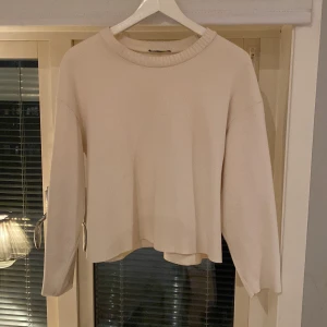 Beige tröja från Zara - Säljer en stilren beige tröja från Zara i storlek S. Den är i fint skick. Skriv vid frågor eller funderingar!💕