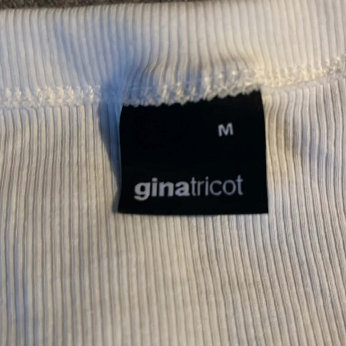 Vit ribbad långärmad topp från Gina Tricot - 90
