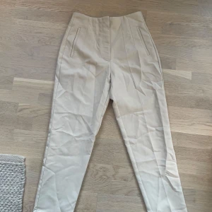 Kostymbyxor - Snygga kostymbyxor, formar kroppen bra. 