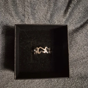 Hjärta ring silver  - GRATIS GÅVA MED VARGE ORDER!! Supertrendig stockholmsstil tjejer, ring silver. Vinter ring silver smycke. Gjord av stål, jag svarar och skickar alltid snabbt!