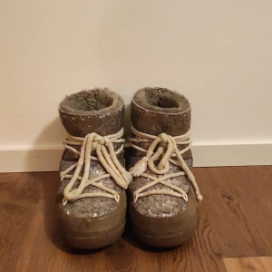 Bruna glittriga boots från Inuikii - Säljer mina jättefina inuikiis som är perfekt till vintern. Säljer på grunda av förliten storlek. Knappt andvända och ser som nya ut. Nypris: ca 4 000. Pris kan diskuteras🙂