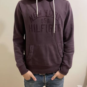  Hilfiger hoodie  - Fet hoodie från hilfiger i storlek s med nice tryck perfekt att ha nu i vinter ❄️ bara skriva om ni har några funderingar