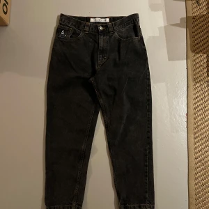 Polar skate .co svarta jeans 🤓 - Ett par polar skate .co jeans, i bra kondition storlek 30/30 om du följer är allt 5% rabatterat 🗣️🗣️ 