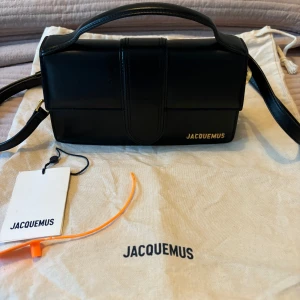  Jacquemus le Grande bambino - Väskan är köpt på miinto, kvitto finns på Mail. Kommer med dustbag samt tagsen. Pris kan diskuteras vid snabb affär.