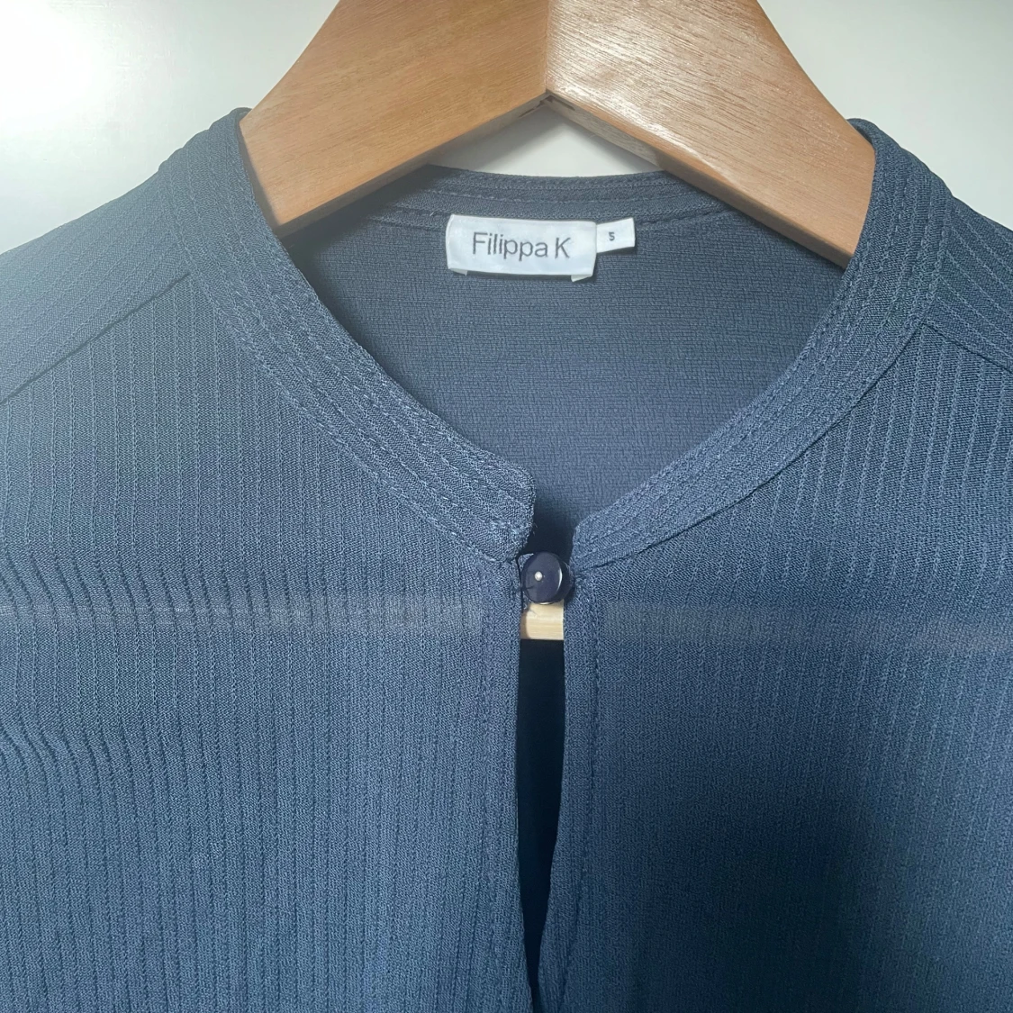 Mörkblå elegant  långärmad topp från Filippa K - 90