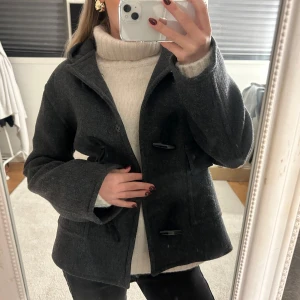 Mörkgrå kappa  - Mörkgrå kappa med snygga knappdetaljer framtill❣️❣️