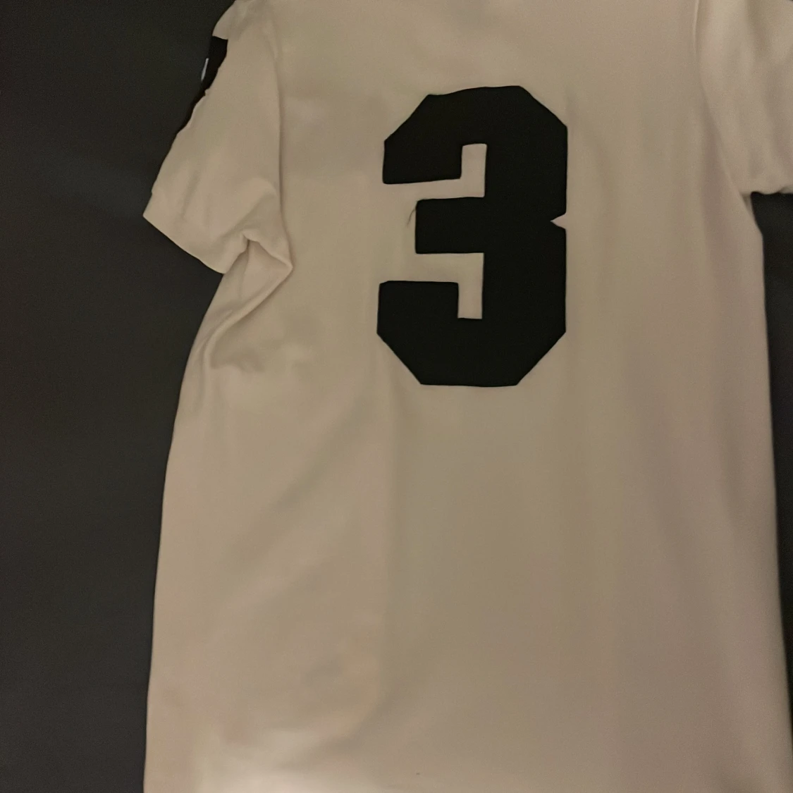 Vit pikétröja med emblem och nummer - 91