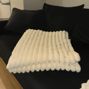 beige filtar - Säljer två supermjuk och fluffig beige filt . Perfekt för att hålla sig varm och stilren under kyliga dagar. 