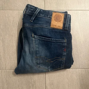 Replay Anbass Jeans - Hej! Vi säljer nu dessa feta Replay Anbass Jeans | väldigt fint skick inga defekter | passform slim fit vilket är väldigt trendigt | storlek 29/32 | modellen är 170cm och väger ca 59kg | perfekt nu till vintern om man vill vara stillig! | säljs nu för endast 399kr! | vid ytterligare funderingar hör av er!👍⭐️