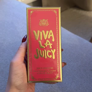 Viva La Juicy parfym från Juicy Couture - Perfekt för den som älskar en söt och fruktig doft med en touch av vanilj och karamell. Helt oöppnad flaska med plast på forfarande. 50ml nypris 850kr 