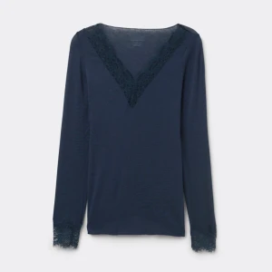 Mörkblå intimissimi spetströja - Säljer min fina intimissimi tröja med spets i storlek S, mörkblå🥰