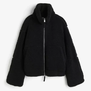 Svart teddyjacka från H&M - Mysig svart teddyjacka med dragkedja och hög krage. Jackan har en oversized passform, är från H&M och i storlek L. SKRIV FÖR FLER BILDER:)