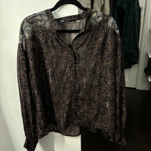 Mönstrad blus från Zara - En fin mönstrad blus från Zara i storlek M! Inga defekter alls och perfekt till fest och hösten!🌟🌟 Coola mönster på axlarna och fin färg!