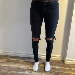 Jeans - Använt skick. Säljer på grund av att jag inte passar dom längre