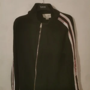 Gucci kit  - Gucci kit. Använt mindre än 5 gånger. Kitet är inte "gjort" av gucci själva. Men istället för slänga det, kanske någon vill ha det. Köpte det själv för över 2000kr för längesedan därav priset nu. Fickorna kunde varit större i byxorna. Annars 💯