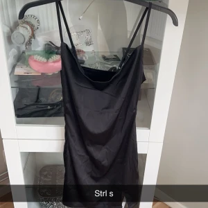 Satin klänning med slits - Säljes oanvänd