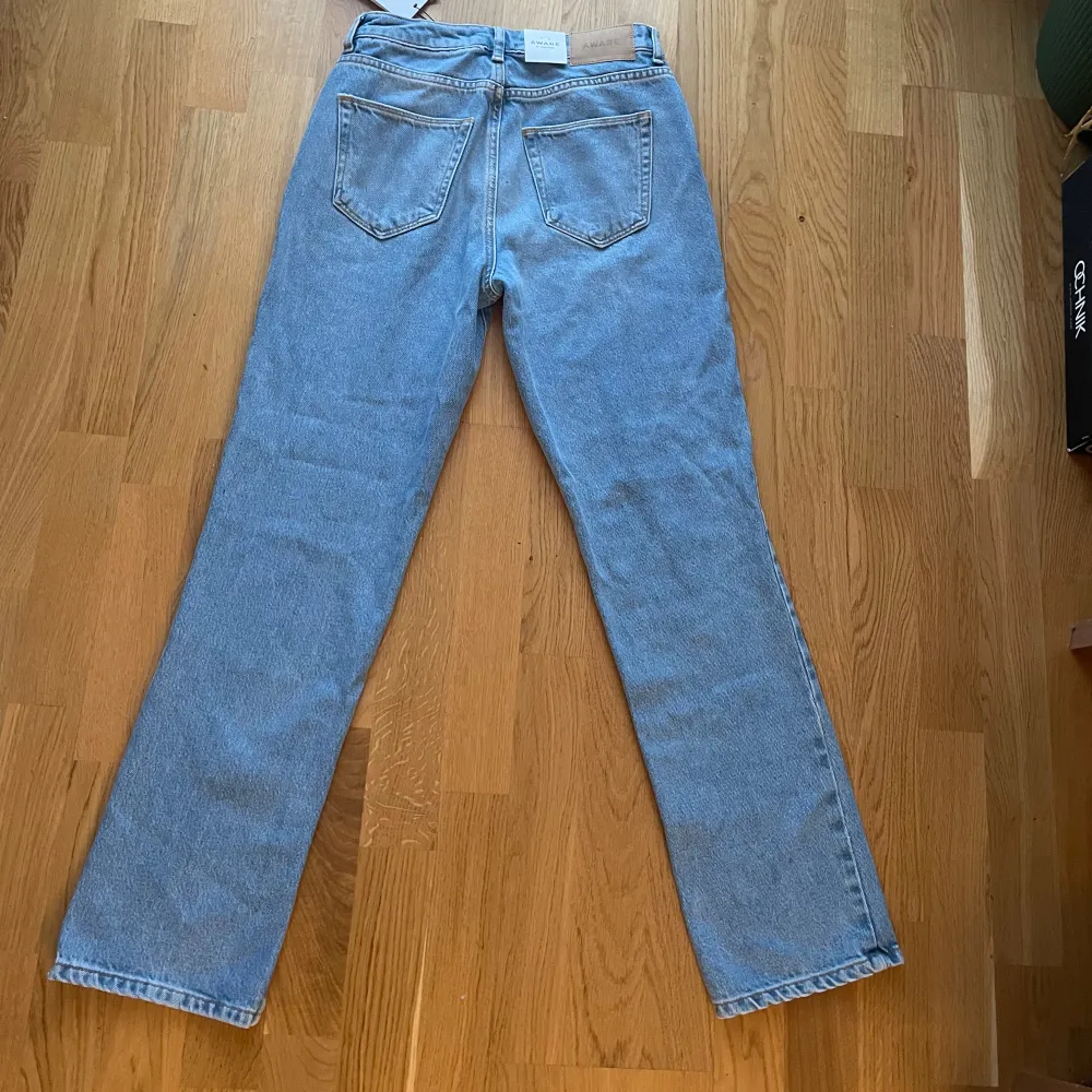 Helt nya jeans i perfekt skick från Vero Moda med prislapp kvar. De är ljusblåa med rak passform, hög midja och sidoslits i benslutet. Köpta för 600 kr. Tyvärr för små för mig. Farkut & Housut.
