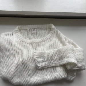 Kabelstickad tröja - Jättefin kabelstickad vit tröja. Tyvärr kommer den inte till användning 💕
