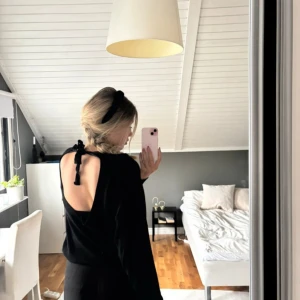 Stickad tröja - Supersöt svart stickad tröja med öppen rygg och knytning. Den är i bra skick och använd få gånger