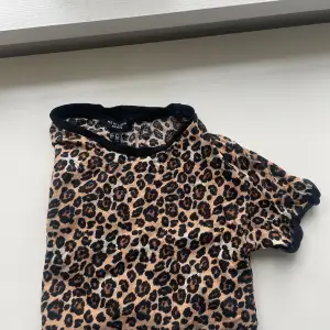 Jätteskön leopard T-shirt, använt mycket förr men inte så mycket längre 🐆