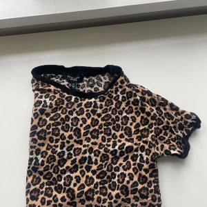Leopard t-shirt - Jätteskön leopard T-shirt, använt mycket förr men inte så mycket längre 🐆