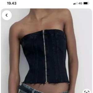 Svart tubtopp med dragkedja - zara jean topp with stretch in the back size xs but it will fit xs-m 
