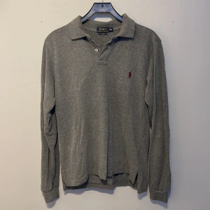 Långärmad Ralph Lauren piké  - Säljer min långärmade Ralph lauren piké för att jag inte använder den längre,den har inga defekter. Det är storlek M. Hör hjärna av er vid funderingar och frågor.☺️