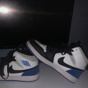 Jorden 1 mid  - Bara använd 4 gånger bra kondition, bara liten repa där bak på den vänstra skor. Storlek 41 eu Prisen kan diskutera. Byte funkar ochså 