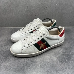 Gucci ”ace” skor  - Tja säljer nu dessa asfeta gucci skor i fint skick. Finns tecken på användning! Strl 41. Två st gucci kort medföljer vid köp! Nypris runt 7000kr! Bara att fråga vid eventuella funderingar mvh 