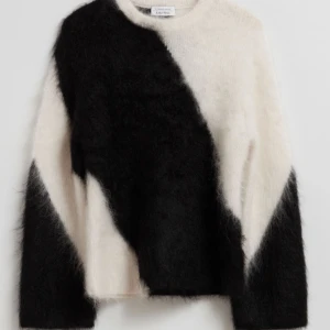 Other stories stickad tröja  - Säljer den här jätte fina slutsålda other stories tröjan som tyvärr inte kommer till användning😊😊pris kan diskuteras 🧡🍁🍂