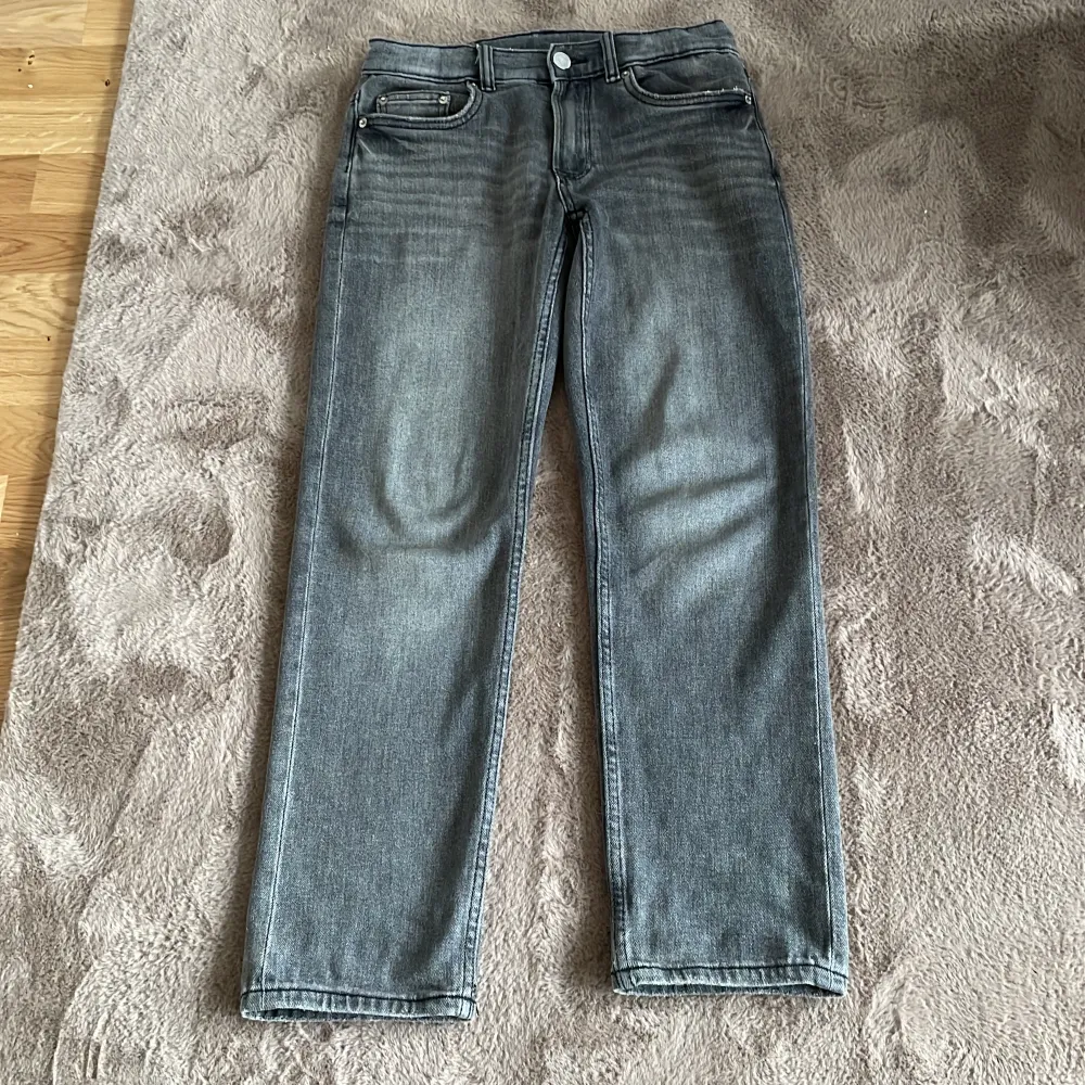 Zara jeans använd 15 gånger max! 🫧💯 skicka iväg ett dm utan tvekan om du är intresserad . Jeans & Byxor.