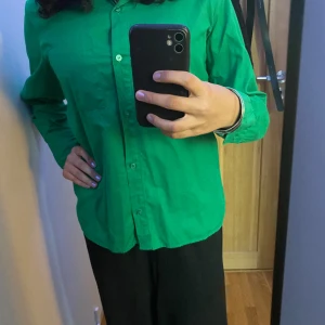 Skjorta - Färgglad grön skjorta, säljer då den inte passar min stil. Ganska oanvänd. Storleken är XS men passar också S. 