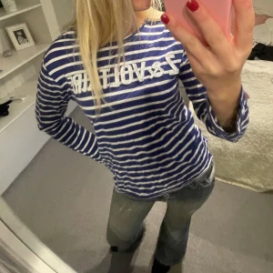 Zadig tröja - Tunn tröja från zadig med tryck! Använd fåtal gånger  Inget kvitto, köpt på Plick sen tidigare! Mörkblå vit randig