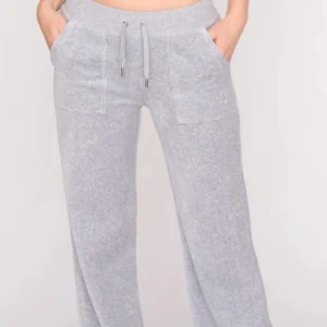 Juicy del ray  - Jätte snygga Juicy byxor i model del ray och perfekta till lite kyligare dagar .❄️ Dom är bara änvända 1.Nypris 1200kr💞 Vid några frågor är det bara att kontakta mig ❤️‍🔥