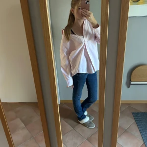 Oversize skjorta  - Säljer denna jätte fina rosa/vita skjortan från zara. Köpte den för 499 och har aldrig använt. Säljer den för 399, om du har några frågor bara skriv❤️