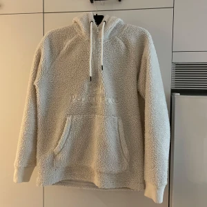 Peak performance hoodie  - Peak performance hoodie i teddy material. I använt skick 