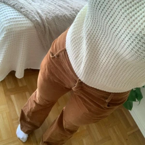 Byxor - Ett par skitcoola orangea manchesterbyxor i bootcut🥰 De är i storlek XL men passar även L/M. Kommer tyvärr inte längre till användning och ska därför säljas…frakten ingår ej i priset💞 Ps: pris kan diskuteras