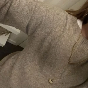 Finstickad tröja - Stickad tröja perfekt till hösten 🍁 från veramoda i stl xs passar även s🤎 bra skick och inget hål, säljer pga att den inte kommer till användning🙏🏻 Färgen är beige/brun
