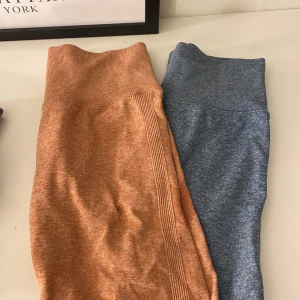 Två par mjukisbyxor i orange och blå - Tränings shorts står stl M men sitter som Xs-S. Aldrig använda endast testade. Minns ej vart jag köpt dom. 140kr tillsammans 