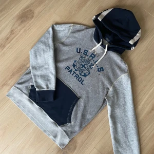 Ralph Lauren hoodie  - Säljer en riktigt fet Ralph Lauren hoodie i storlek S! Hör gärna av dig om du har frågor!