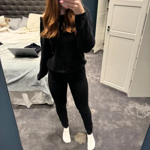 Kostymbyxor  - Oanvända svarta kostymbyxor från NA-KD i storlek 38. Stretchiga i materialet